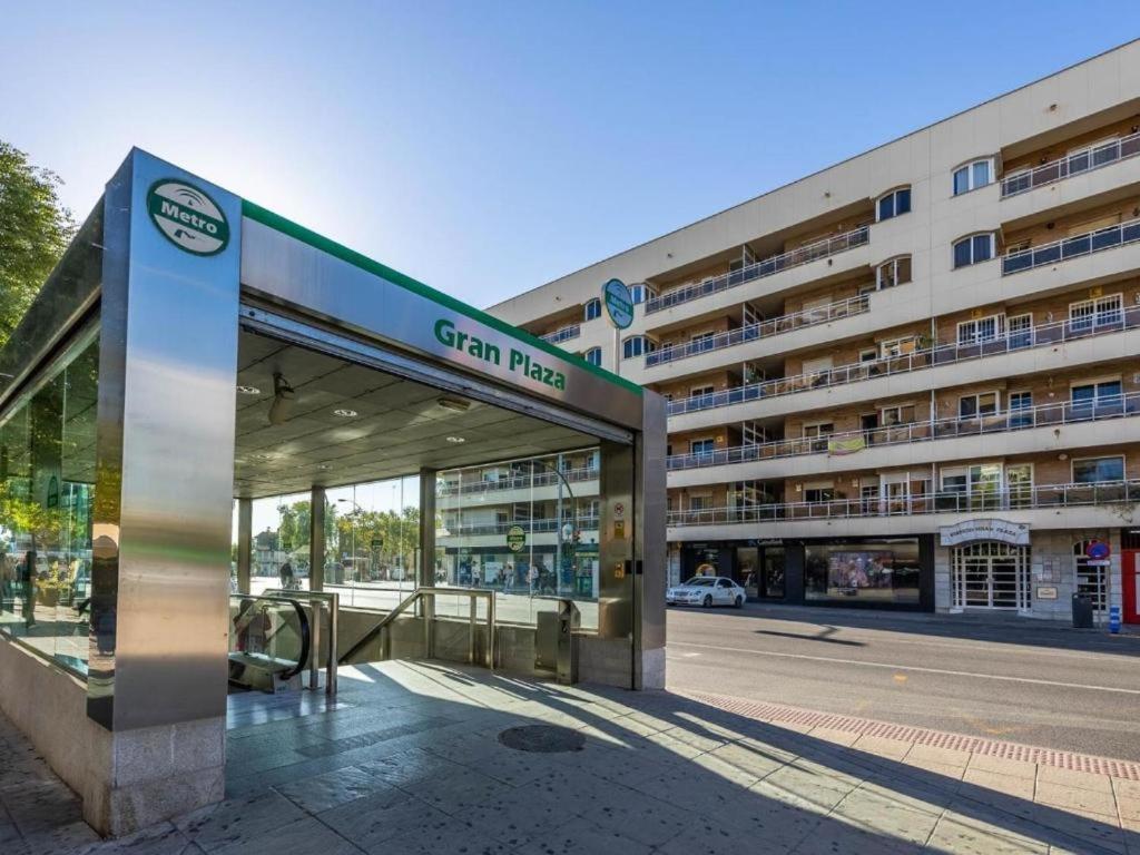 Piso Con Patio Privado Y Parking Nervion Sevilla Luaran gambar